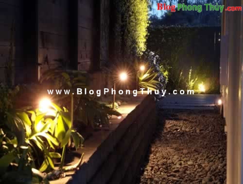 Thắp đèn mang ánh sáng trong vườn