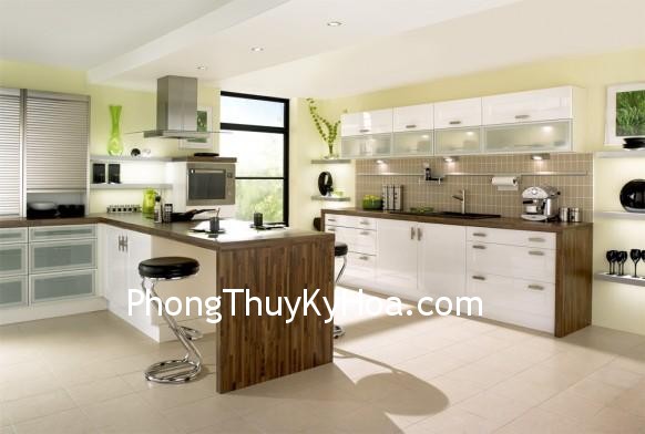 Gương đặt phía trên bếp lò