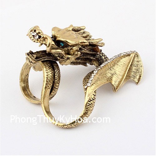 Đeo nhẫn hình con rồng ở ngón nào?
