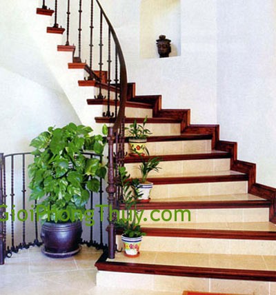 Phong thủy đặt cầu thang cho nhà có bề ngang nhưng chiều sâu