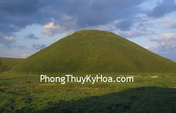 silbury hill small Phong thủy và thế đất