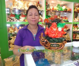 Cô Nga - khách hàng mua tượng Phật Di Lặc đỏ ngồi dưới gốc đa FH250G