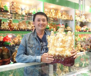 Anh Hoàng – Khách hàng mua tượng Tam Đa vàng chậu bảo lớn FH232G