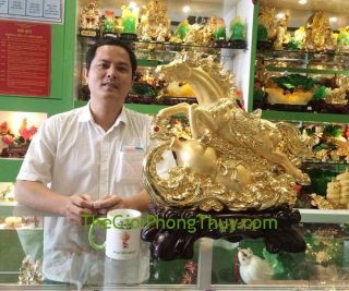 Vợ Chồng Chị Thu - Khách hàng mua Ngựa vàng phi nước đại trên hồ lô vàng FG114A
