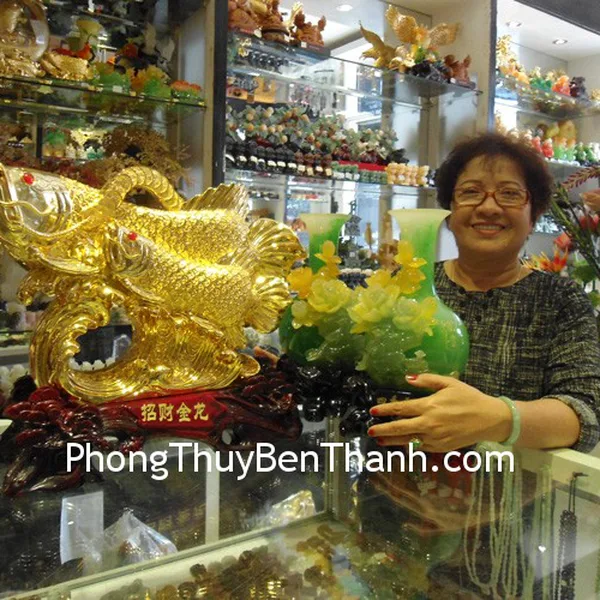 Cô Kim Lệ - khách hàng mua Kim long vàng A191 và bình mẫu đơn E157