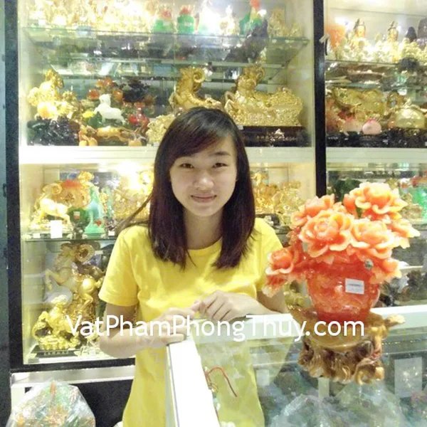 Chị Nguyên - khách hàng mua bình mẫu đơn đỏ nhỏ H221G