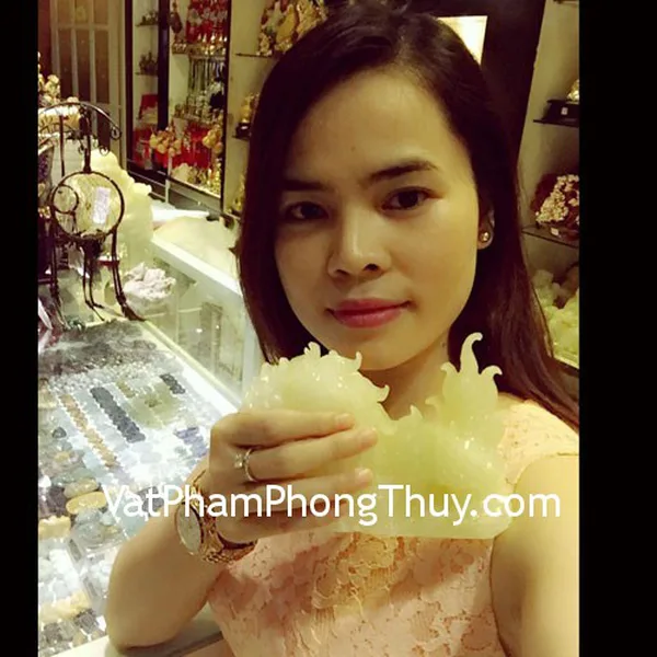 Chị Ngọc - khách hàng mua rồng cẩm thạch N076-1 và quả cầu thạch anh trắng HM164-S3-2724