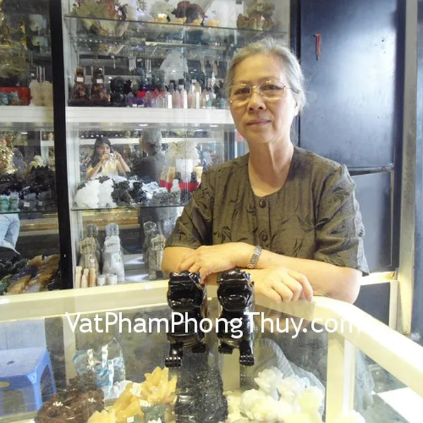 Cô Tài - khách hàng mua cặp Tỳ hưu đá thạch anh đen HM010