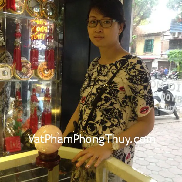 Chị Lê- khách hàng mua quả cầu thạch anh hồng HM154-s2-6142