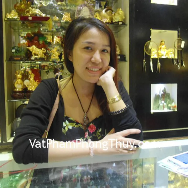 Chị Tiên - khách hàng mua mặt thạch anh ưu linh đỏ S865-3895