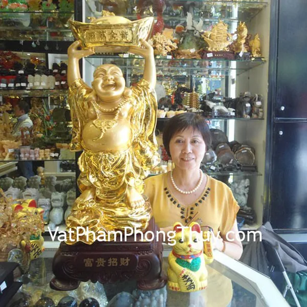 Cô Ngọc - khách hàng mua Phật Di Lạc đỉnh vàng H237G và tượng mèo vẫy tay H430G