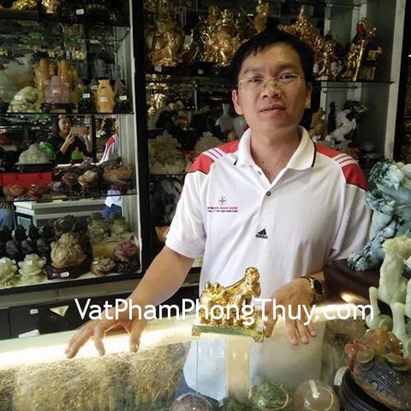 Anh Cảm - khách hàng mua tượng khỉ kéo vàng K078M