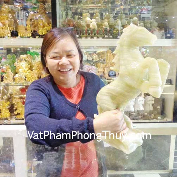 Cô Cúc - khách hàng mua Ngựa Cẩm Thạch N-CT