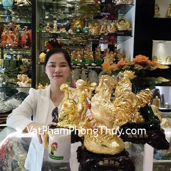 Cô Phương Thanh- khách hàng mua tượng Gà trên núi tiền nhỏ G026A, gà vàng dưới cây lộc xanh G038A và Nàng khỉ gánh gậy như ý K040M