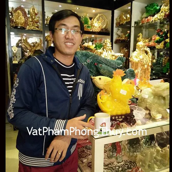Anh Pháp - khách hàng mua tượng gà dát tiền vàng G033A
