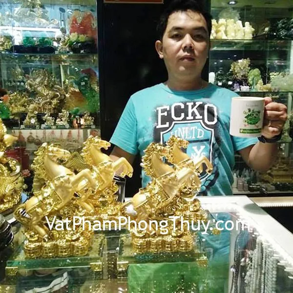 Anh Linh - Khách hàng mua Ngựa vàng đế thủy tinh G107A