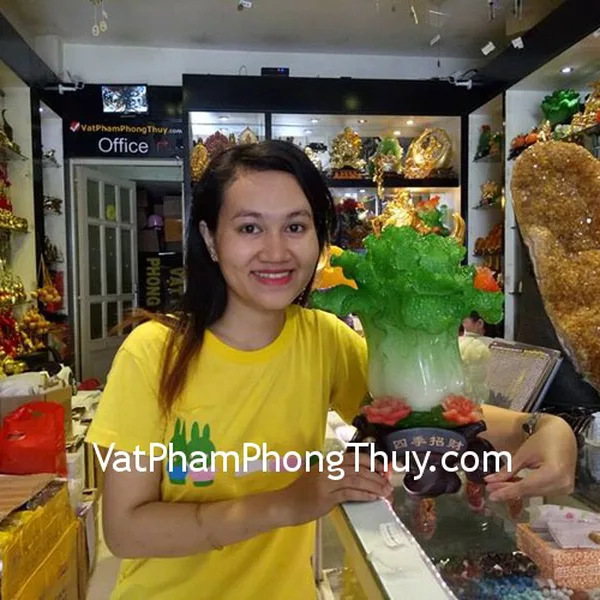 Chị Nương - khách hàng mua tượng bắp cải xanh đứng trên mẫu đơn K188M