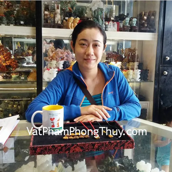 Chị Trang - khách hàng mua Phật bản mệnh Hư không tạng bồ tát đá mắt mèo S6484-2, Phật bản mệnh Văn thù bồ tát đá mắt mèo S6484-3, Phật bản mệnh Phổ hiền bồ tát đá mắt mèo S6484-4, Phật bản mệnh Đại thế chí bồ tát đá mắt mèo S6484-5, Phật bản mệnh Bất động minh vương đá mắt mèo S6484-7, Phật bản mệnh A di đà đá mắt mèo S6484-8