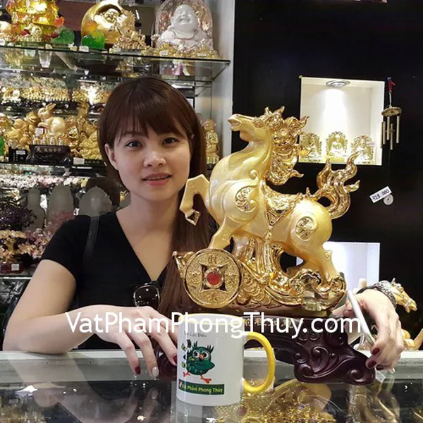 Chị Phương- khách hàng mua tượng ngựa vàng trên đồng tiền H306G
