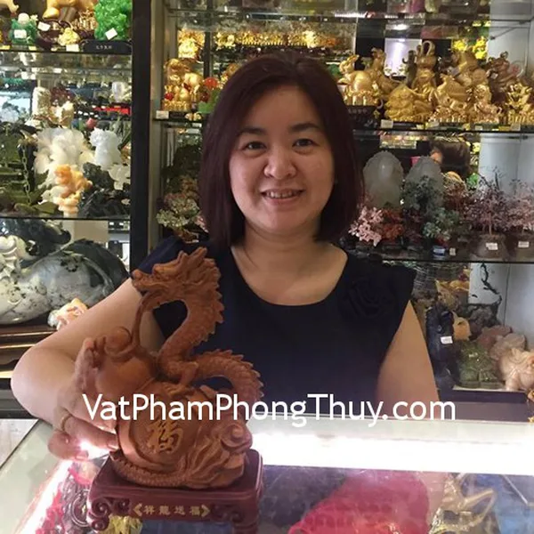 Chị Thanh- khách hàng mua tượng rồng gỗ đế dỗ vương E145