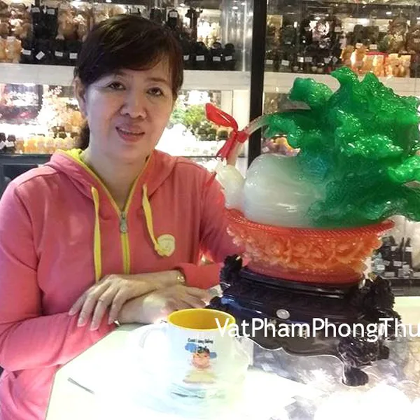 Cô Lý - khách hàng mua bắp cải trên giỏ mẫu đơn H187G