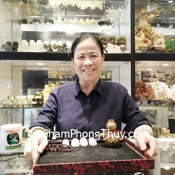 Cô Loan - khách hàng mua mặt phật bản mệnh ngọc phỉ thúy S6507, S6508, chuỗi hạt lựu đỏ S6381-494 và vòng hồng lục bảo hạt dẹp S6349-8960