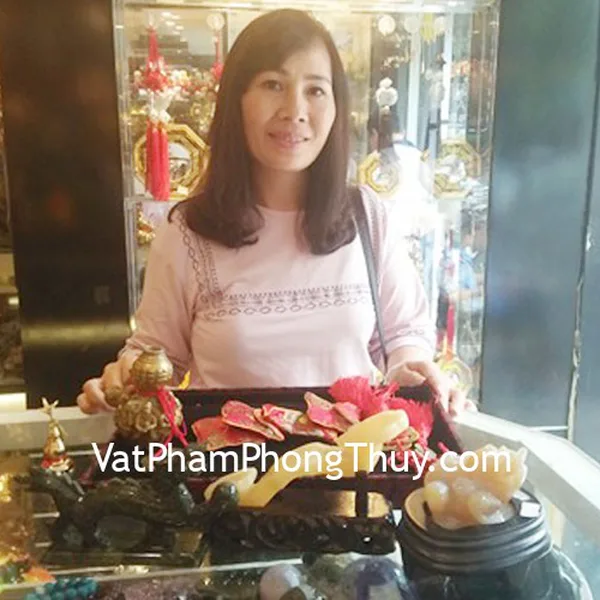 Cô Hiền- khách hàng mua gậy như ý Hoàng Long GM075, phật bản mệnh ngọc Phỉ Thúy tuổi Mão S6507-3, hồ lô bát tiên nhỏ D204