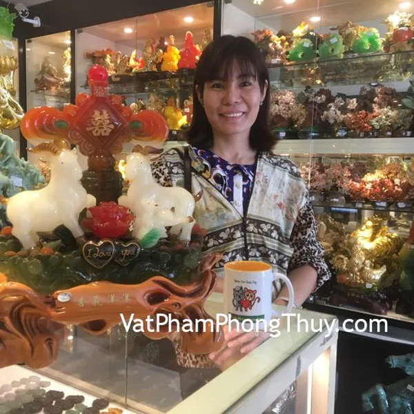 Chị Thủy - khách hàng mua tượng tam dương khai thái trắng H099G