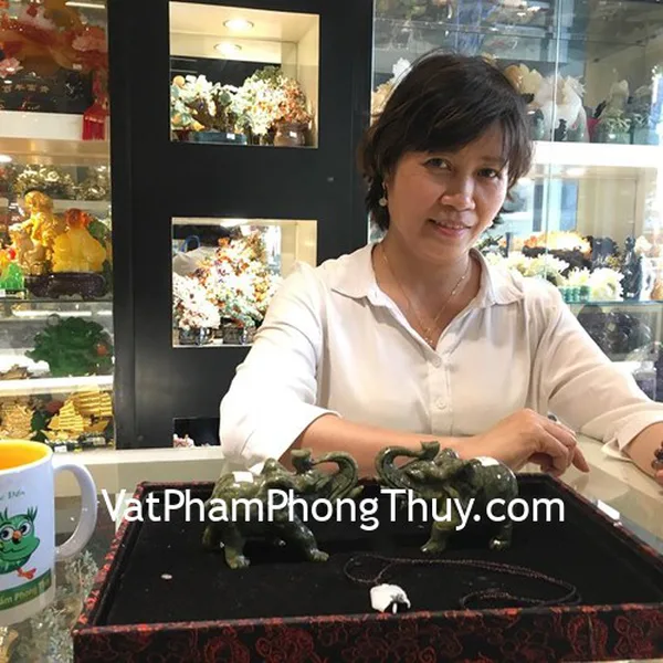 Chị  Hải Yến - khách hàng mua voi đá lam ngọc DA056