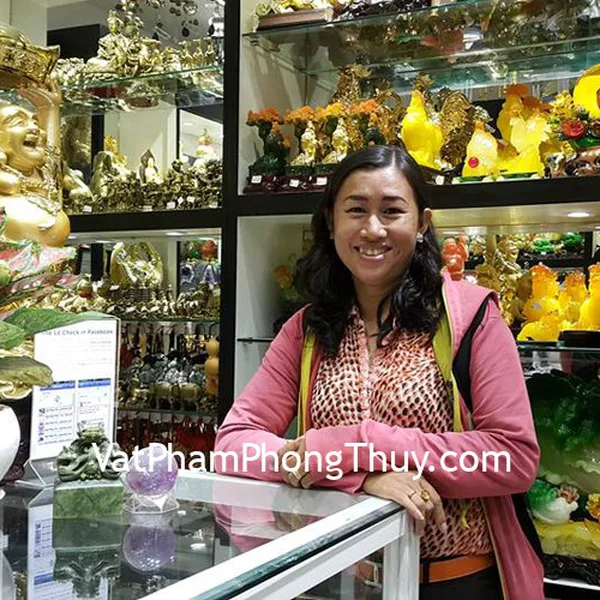 Chị Hoàng Nga - khách hàng mua quả cầu thạch anh tím GM142-3673, ấn rồng xanh H037 và bột tẩy uế BTU