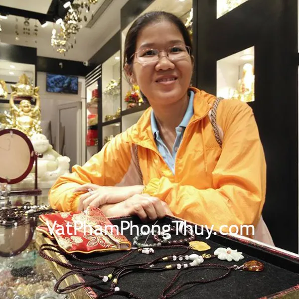 Chị Nguyệt - khách hàng mua chuỗi trang sức đeo tay S6691, S6455, S6666-1083 và  S6671