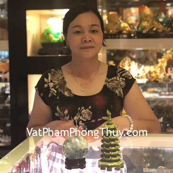 Cô Tú - khách hàng mua quả cầu dạ quang xanh GM144-S5-1629 và tháp văn  xương GM059