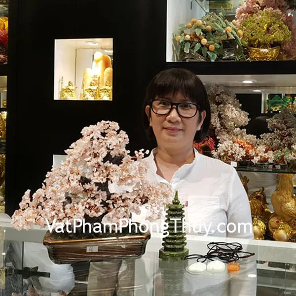 Cô Kiều - khách hàng mua mặt phật bản mệnh S6638, tháp văn xương lam ngọc GM058 và cây tài lộc pháo hoa KC071