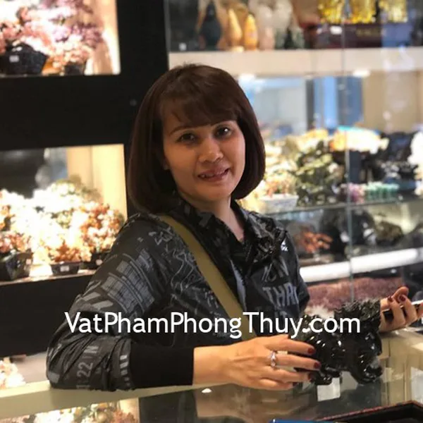 Chị Hiền - khách hàng mua tượng tỳ hưu Bắc Kinh đen trung BKĐ-M