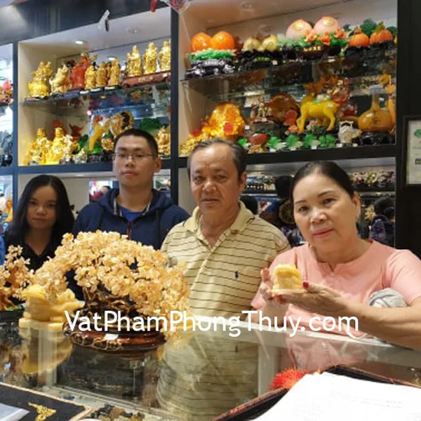 Cô Yến - khách hàng mua cóc ba chân đá Hoàng Long vàng GM021, vòng tay đá mắt mèo vân nâu và vân xám S6835, S6823