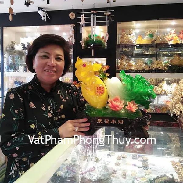 Cô Kim- khách hàng mua tượng Vua heo vàng ngọc kéo bắp cải LN001