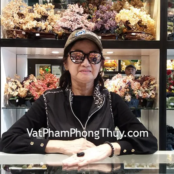 Cô Kim Quỳnh - khách hàng mua mặt tỳ hưu hắc ngà S933 và chuỗi thạch anh tóc đen tuyền S6751-1950