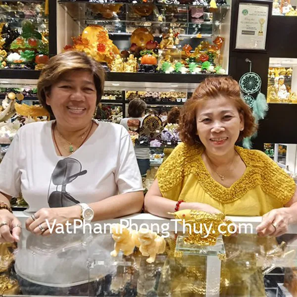 Cô Jennifer b Le và cô Lan - khách hàng mua tượng Thần Cá Kim Long LN167, Tỳ Hưu Hoàng Long GM177, Chuỗi phỉ thúy xanh S6779, Chuỗi mắt mèo đỏ S6830