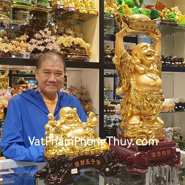 Gia đình cô chú Phụng - khách hàng mua tượng phật di lạc H237G, bộ tam đa xanh LN108 và tượng phật di lạc LN188
