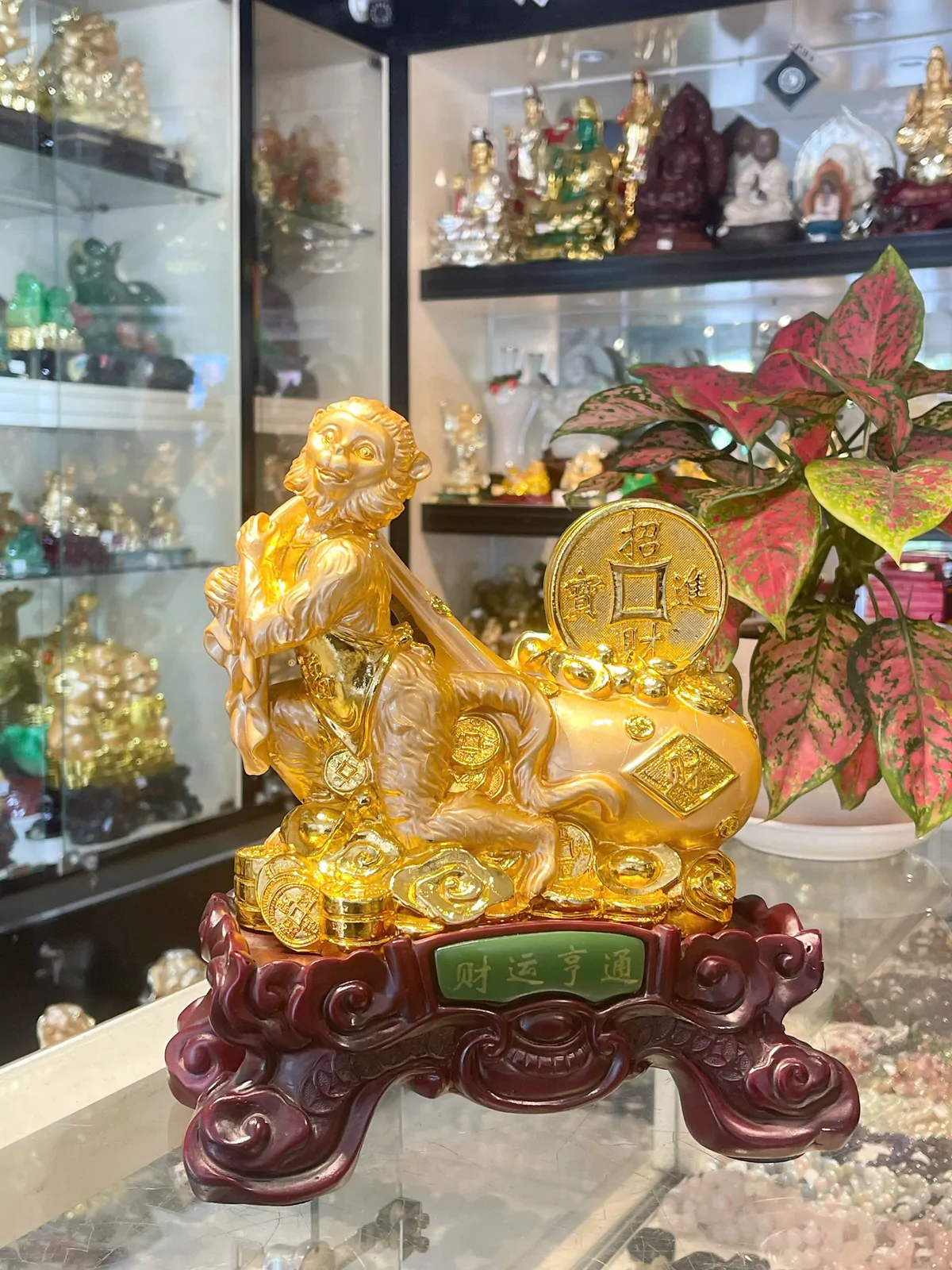 Chúa khỉ kéo túi tài lộc đế gỗ - tài vận hanh thông K048M