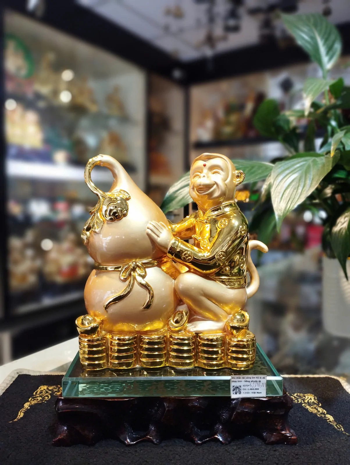 Khỉ thần tài vàng ôm hồ lô đế thủy tinh - hồng phước tề thiên K076M