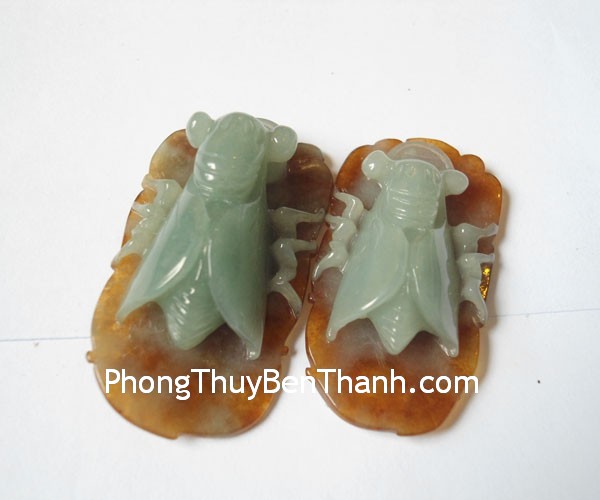 Con ve bằng ngọc là bùa hộ mệnh chống lại những âm mưu chính trị