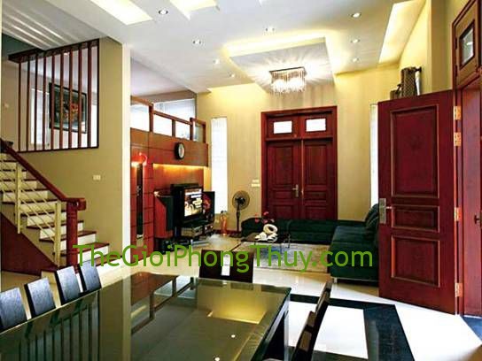 Cầu thang đối diện với cửa chính tài lộc theo đó ra ngoài