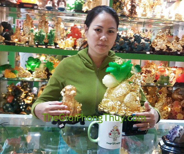 Chị Sang - Khách Hàng mua Thiềm thừ cõng bắp cải FH156G và Chó vàng trên bảo tải vàng đế thủy tinh FC033A
