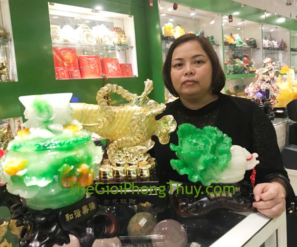 Chị Thu-Khách hàng mua Bắp cải có xâu đồng tiền trung FC165A,Bình tài lộc xanh ngọc trắng chạm uyên ương sen hồng FLN203	và Cá kim long vàng đống tiền FH284G.