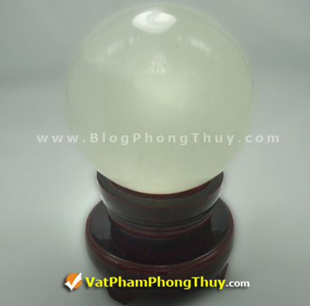 qua cau phong thuy thach anh trang Tính chất và tác dụng của 14 loại quả cầu đá quý phong thủy hiện nay