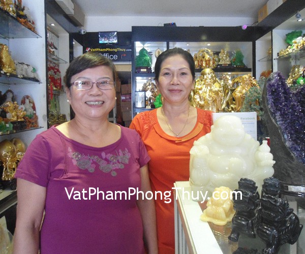 Cô Loan, cô Hòa - khách hàng mua cặp tỳ hưu thạch anh đen, cóc hoàng long, kim nguyên bảo, trang sức phong thủy và bộ tam đa.