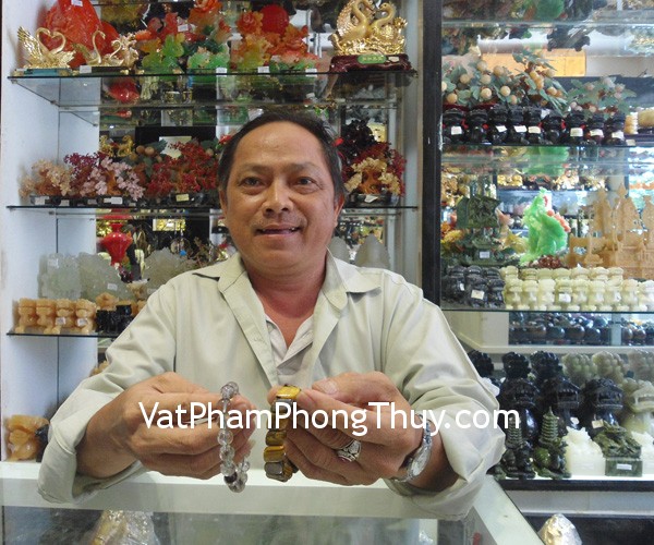 Chú Vinh - khách hàng mua chuỗi thạch anh ưu linh S1118 và vòng tay đá mắt mèo S997