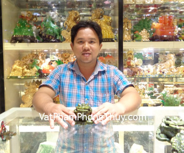 Vợ chồng chị Diệp - khách hàng mua Thiềm thừ Lam Ngọc HM030, Tỳ hưu thạch anh đen HM011, Bát quái bọc nhôm vàng lồi K1202, Tiền xu cổ càn long CC2010, Xâu tiền thắt hoa mai 10 xu CC1129