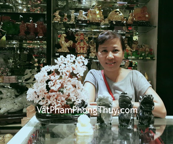 Chị Hương - khách hàng mua cây tài lộc thạch anh hồng KC016, cóc Hoàng Long GM022, gà đồng D235, quả cầu thạch anh trắng GM148-2795